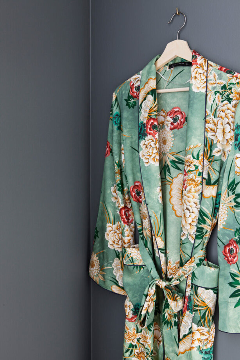 Den fine kimono fra Zara passer perfekt med farverne på væggene i soveværelset. Farven er i tråd med Nilanis første ønske om blå vægge, som endte i soveværelset i stedet for stuen.