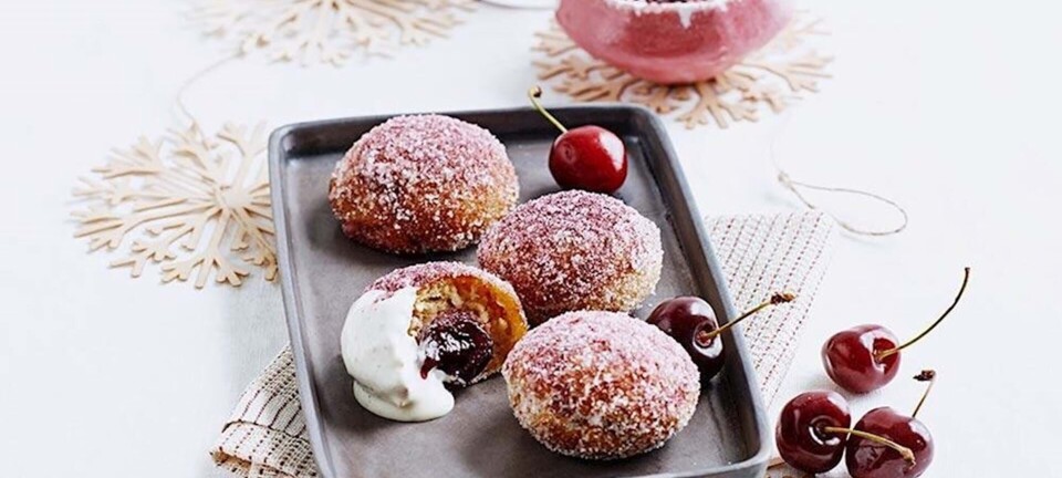 Kirsebærfyldte æbleskiver med appelsin, kirsebærsukker og blød romcreme