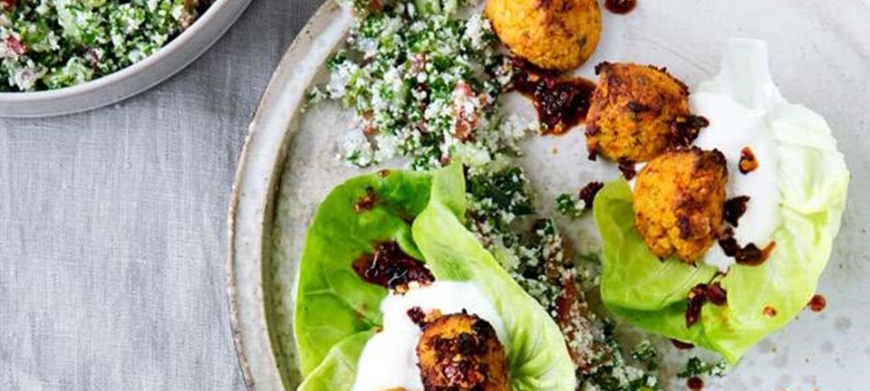 Falafel af søde kartofler med blomkålstabbouleh og hvidløgsyoghurt