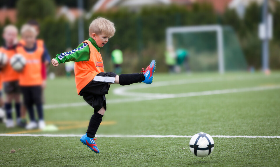 Dreng spiller fodbold