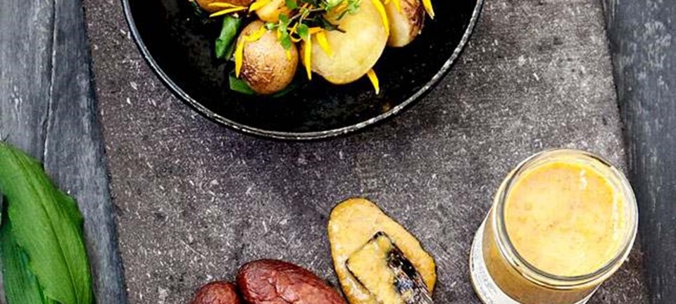 Nye kartofler med pølser, ukrudt og blomster