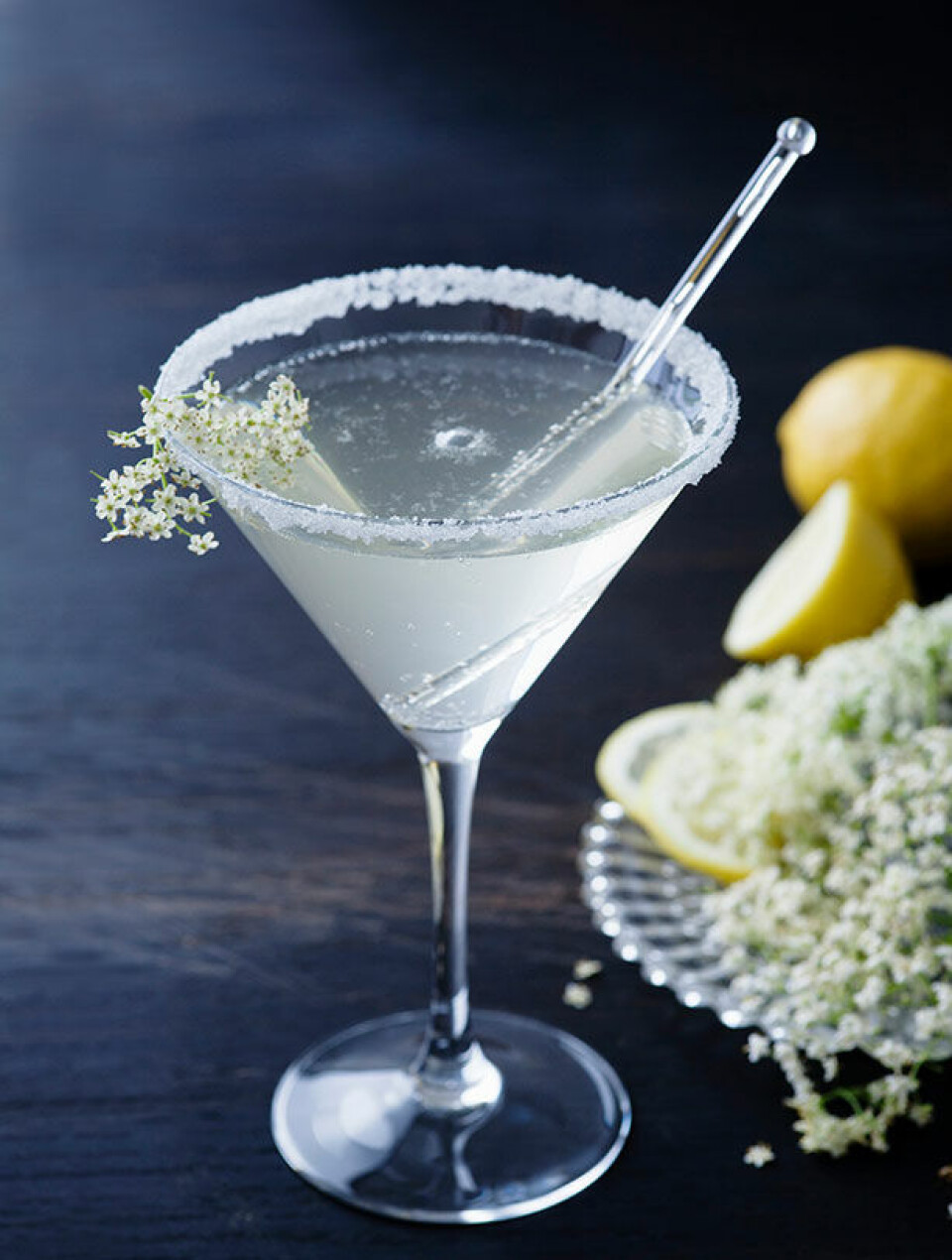 Skøn cocktail med hyldeblomst: Sådan laver du en hyldeblomst-martini