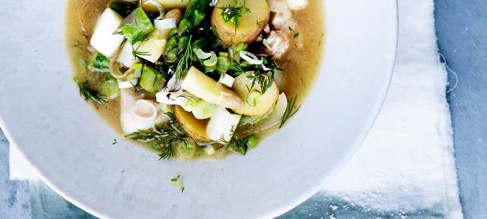 Grov fiskesuppe med nye kartofler og asparges