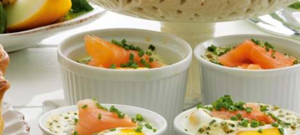 Æg i kokotter med røget laks