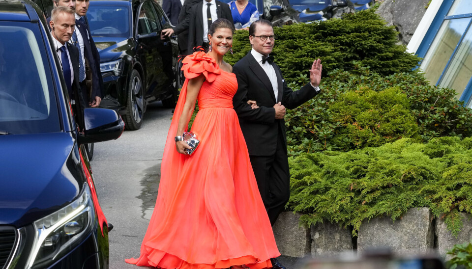 Det svenske kronprinspar, kronprinsesse Victoria, 47, og prins Daniel, 50. Victoria strålede i en smuk orange kjole fra den svenske designer Christer Lindarv.
