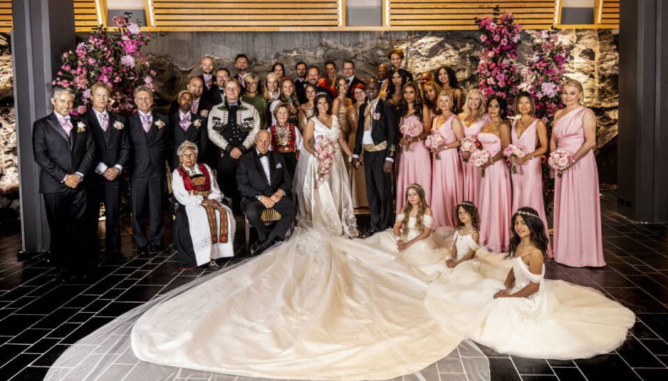 Omgivet af sin nærmeste familie havde prinsesse Märtha Louise på sin højre side mor dronning Sonja, kong Harald og kongens søster prinsesse Astrid, mens brudekjolens 3,5 m lange slæb lå i forgrunden.