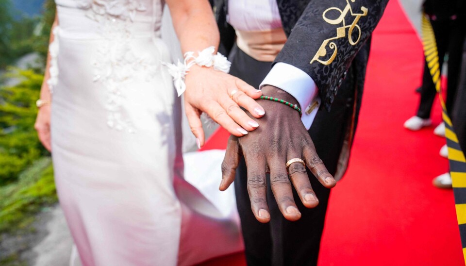 Märtha Louise havde skiftet sin store forlovelsesring med en grøn smaragd og diamanter ud med en helt traditionel gylden vielsesring. Durek havde fået parrets monogram broderet på sit jakkeærme.
