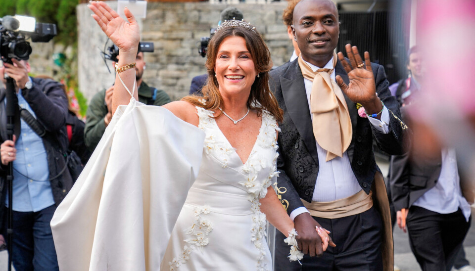 Märtha Louises brudekjole var designet af den norske designer Tina Steffenakk Hermansen, og tiaraen fik prinsessen af sin farfar, kong Olav, på sin 18 års fødselsdag.