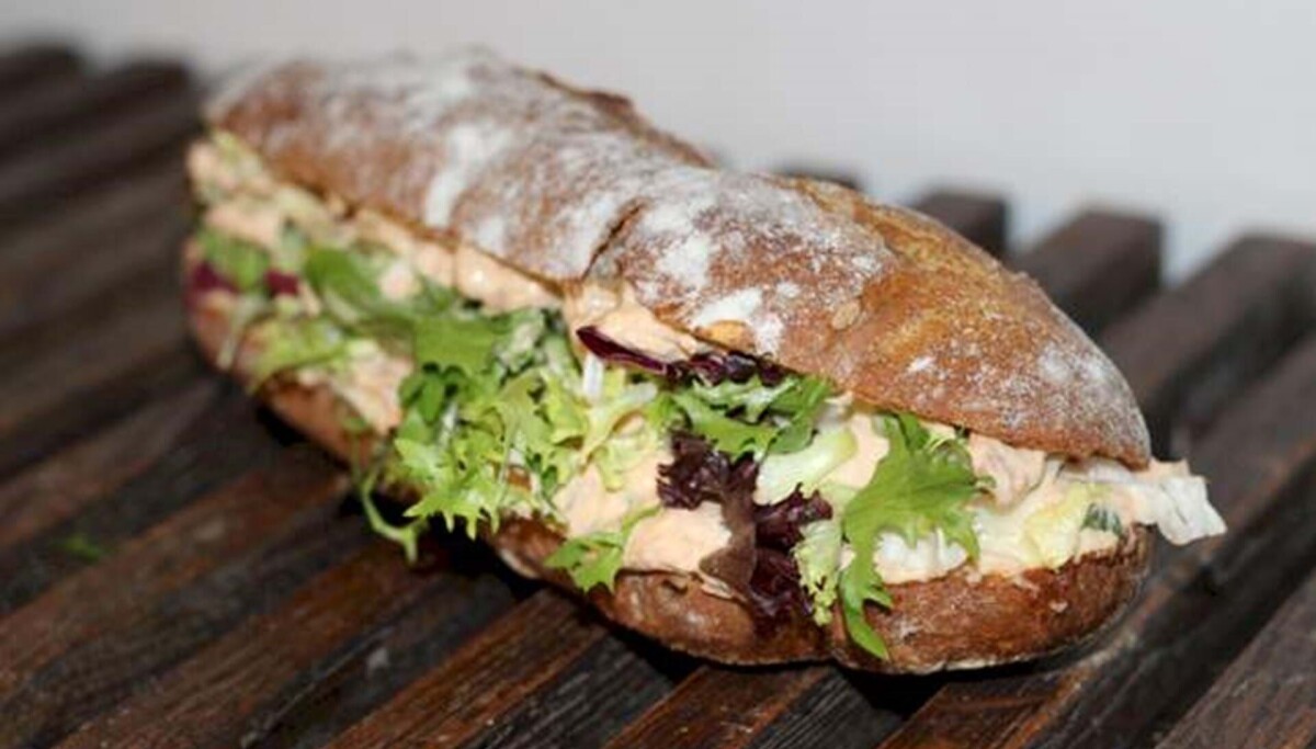 Ristet rugbrødssandwich med tun