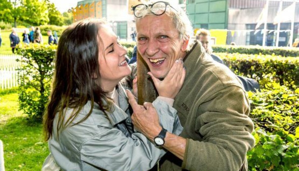Jørgens yngste datter, Anna, fik en varm velkomst, da hun kom forbi sin far til åbent hus-arrangementet på DR. Jørgen har desuden datteren Laura, som også har en lille datter, med sin kone gennem 25 år, Sanne Roesen. (Foto: Michael Stub)