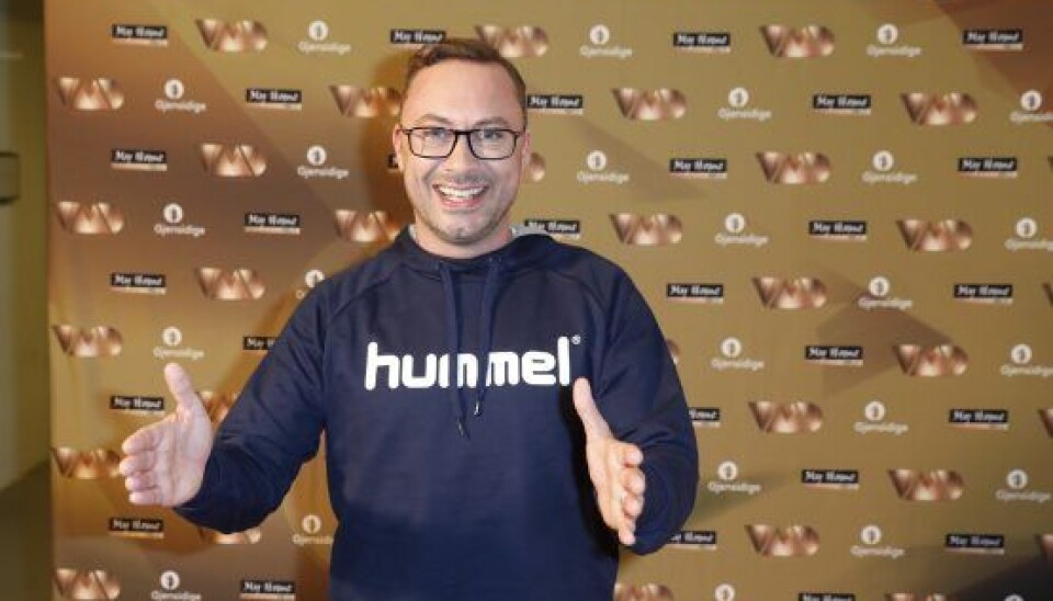 Jakob Fauerby viste stolt sin nyfødte datters mål frem på den røde løber til 'Vild med dans' program seks (Foto: Henrik R. Petersen)