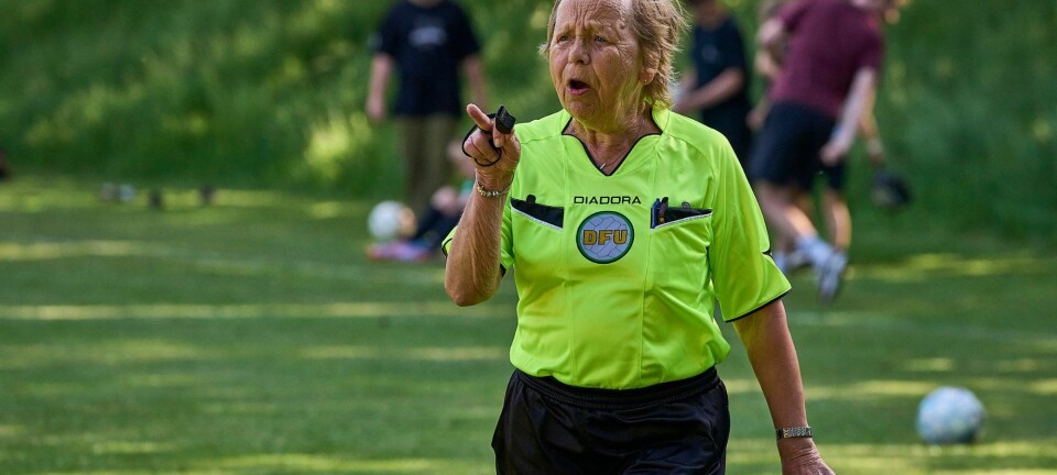 71-årige Elsa er Danmarks ældste kvindelige fodbolddommer: ”Mig løber de ikke om hjørner med”