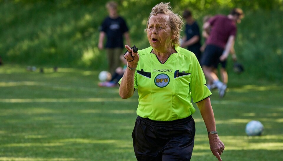 71-årige Elsa er Danmarks ældste kvindelige fodbolddommer: ”Mig løber de ikke om hjørner med”