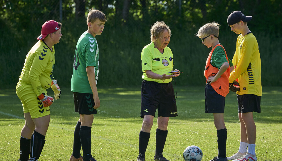 Elsa i aktion. Hun elsker aftenerne
på fodboldbanen med de unge
mennesker og har ikke tal på, hvor
mange kampe hun har dømt.