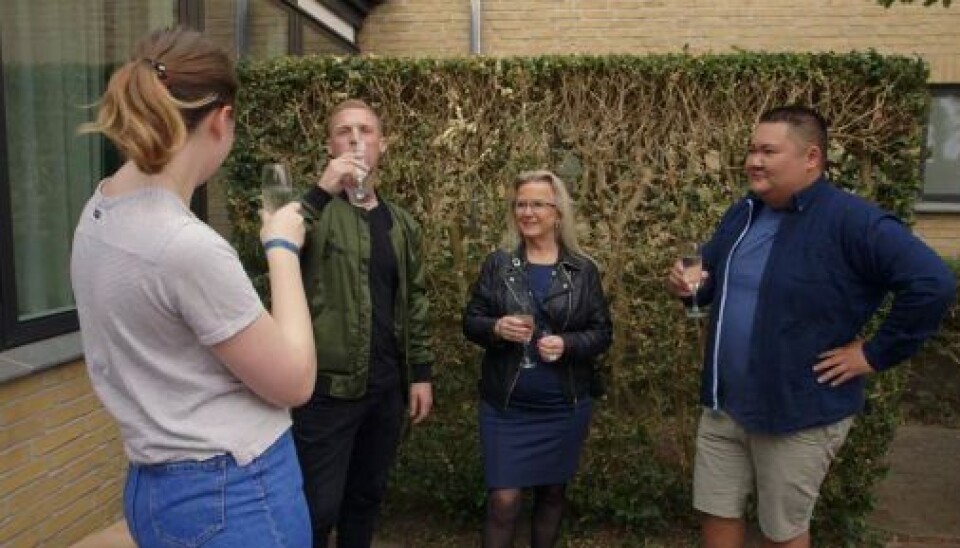 Rachel byder velkommen på mandag, når hun er vært i 'Til middag hos'. (Foto: Viaplay)