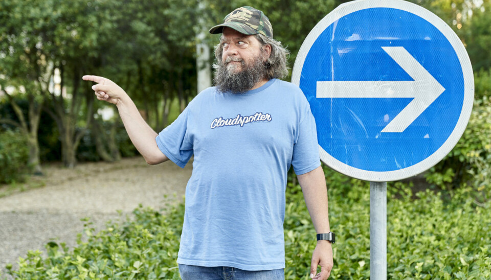 Anders Lund Madsen er lykkelig over jobbet som vismand. Selv om han endnu ikke helt vil sætte titlen på sig selv.  - Nu kan man endelig gåderne. Der er intet værre end ikke at kunne en gåde, for lige så snart man så hører svarer, så er det jo enkelt. Så når man kan dem, så har man fornemmelsen af, at man virkelig er en vis mand - hvilket jeg jo ikke er. Jeg ser mig som lærling lige nu. Men hvis der kommer flere sæsoner, og jeg igen bliver spurgt, så måske til sæson 13, 14, 15 stykker, så bliver man vel lidt vis.