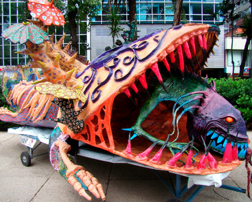 Alebrijes er en stor del af traditionen omkring Día de Muertos i Mexico, hvor de sære væsener bliver kørt igennem gaderne.