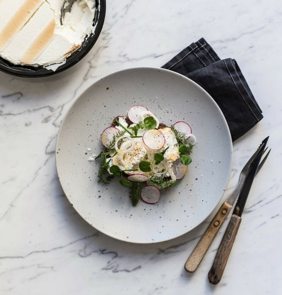 Der er ingen salat i rygeostsalat, men den toppes gerne med radiser.