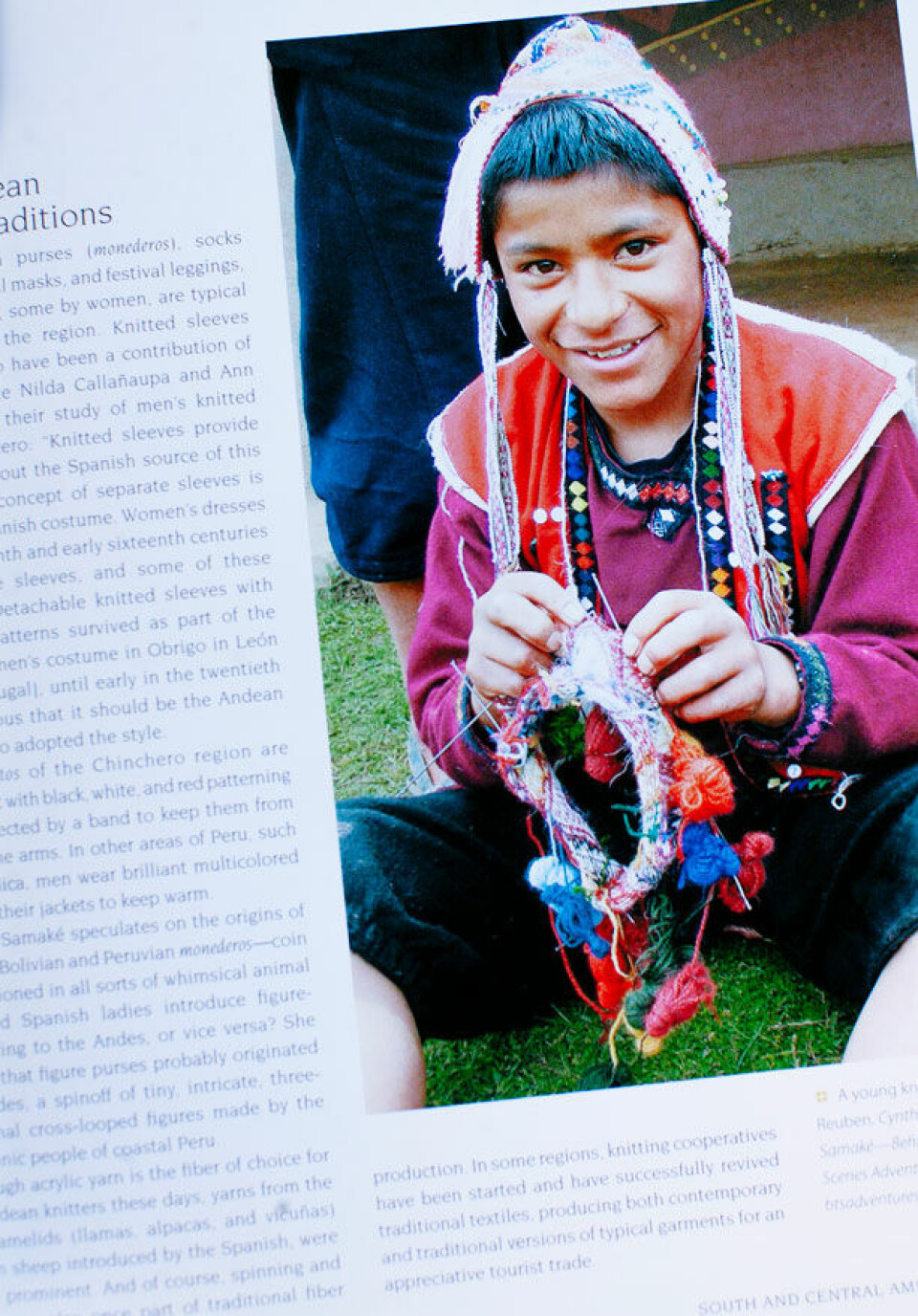 Den portugisiske strikkestil er udbredt i Andesbjergene og kaldes også andes-strikkestil. Her ses et foto fra bogen Knitting around the World, A multistranded history of a time-honored tradition af Lela Nargi.
