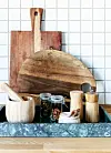 En lille grøn marmorbakke fra Bahne holder styr på køkkensagerne. Morteren er købt i Netto, og skærebrædderne er fra Søstrene Grene og Ib Laursen.