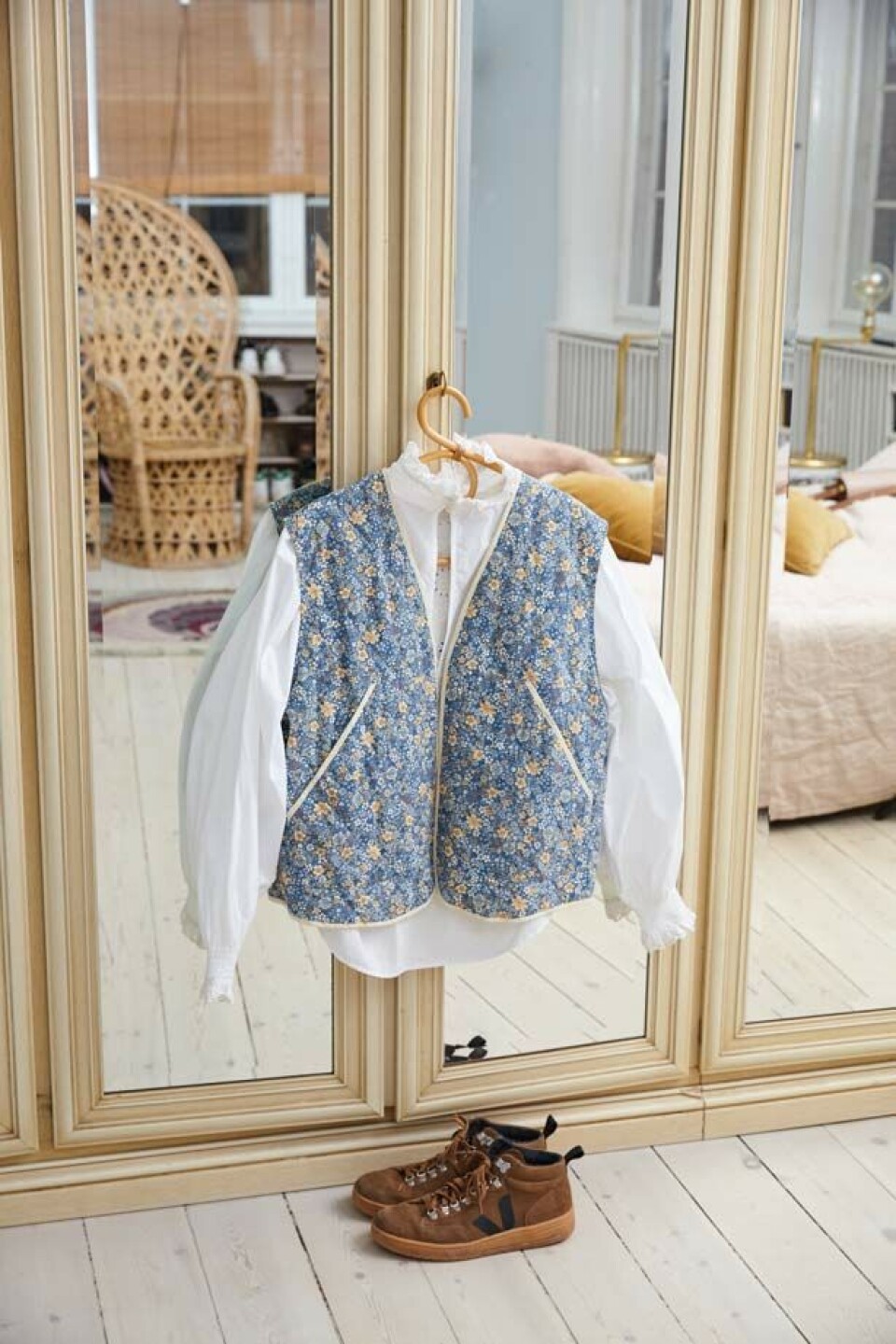 Et klassisk hverdagslook. Skjorte fra H&M, vest fra Lollys Laundry og sko fra Veja.