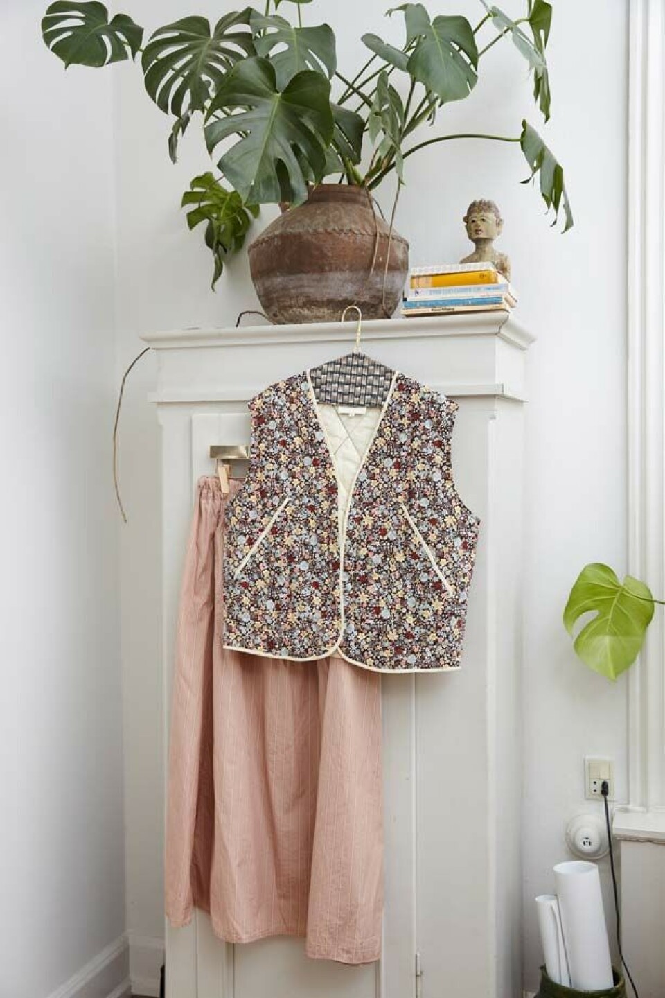 Et klassisk hverdagslook. Skjorte fra H&M, vest fra Lollys Laundry og sko fra Veja.