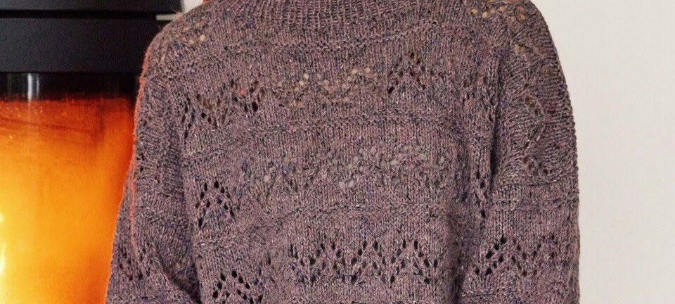 Lunt og lækkert: Strik selv denne smukke sweater med hulmønster