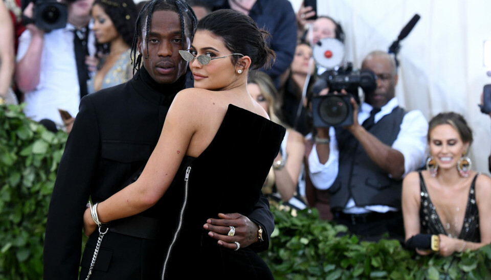 Travis Scott og Kylie Jenner er et par, der ikke har set sig tilbage lige siden, de mødte hinanden for første gang på musikfestivalen Coachella i april 2017. Her hookede de op, og lige efter tog Kylie med Travis rundt på turné. Efter kun et par uger sammen, blev deres knap 2-årige datter Stormi undfanget. I oktober måned gik parret dog fra hinanden for anden gang, og trods rygter om forsoning, så ser det altså ikke ud til, at parret har fundet melodien igen (Foto: Noam Galai/Getty Images for New York Magazine)