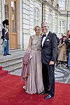 Hvis det passer, at lige børn leger bedst, så er prinsesse Alexandra af Sayn-Wittgenstein-Berleburg, 49, og grev Michael Ahlefeldt-
Laurvig-Bille, 54, som skabt for hinanden. De blev hver især skilt for få år siden, og ved en smuk ceremoni i Sct. Jørgens Kirke i Svendborg blev prinsessen og greven gift 18. maj. Festen blev naturligvis holdt hjemme hos greven på det smukke Egeskov Slot.
(Foto: Bo Nymann)