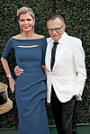 Larry King er i gang med at blive skilt fra Shawn King, 60, efter 25 års ægteskab. King er kongen, når det gælder skilsmisser, for det bliver skilsmisse nummer otte for den tidligere talkshow-vært. Han har været gift så ofte, at han faktisk var gift med en af sine koner to gange. Larry King er kun 86 år, så der er tid til flere bryllupper og skilsmisser.
(Foto: Getty Images)
