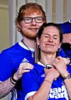 Flere gange i løbet af 2018 svirrede det med rygter om, at Ed Sheeran havde giftet sig med barndomsveninden Cherry Seaborn. Men først i sommeren 2019 bekræftede den 28-årige popstjerne, at han og 27-årige Cherry havde giftet sig den forgangne vinter. Det skal i parentes bemærkes, at det ikke er bryllups-
tøjet, parret er iklædt på billedet.
(Foto: Getty Images)