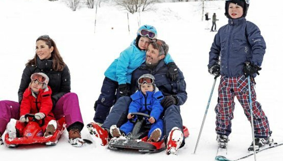 Når børnene har fri fra skole, er der rig mulighed for at boltre sig i sneen med farmand, som her på familiens skiferie i i Verbier i 2014 (Foto: Michael Stub).