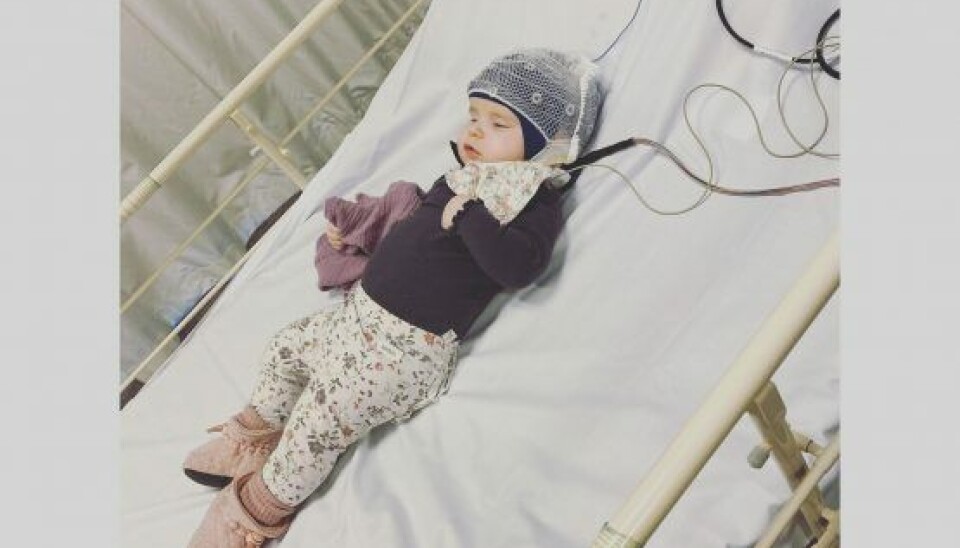 Lille Merle lider af epilepsi og har derfor brugt meget tid på hospitalet. Her får hun undersøgt sin hjerneaktivitet under en indlæggelse (Foto: Privat).