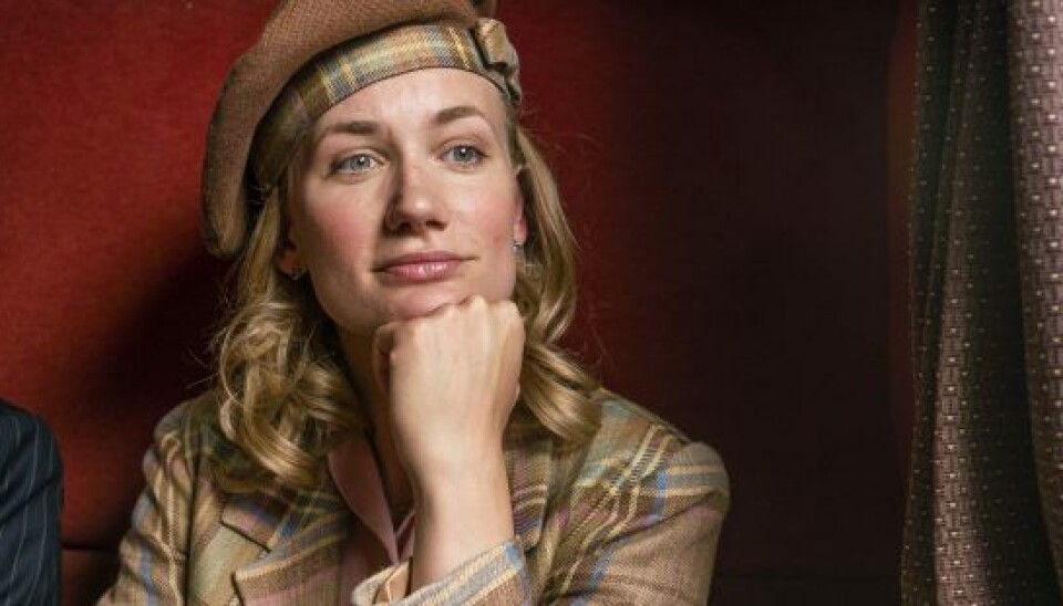 Bertha Frigh har helt andre planer for sin fremtid end sin mor, der drømmer om, at Bertha finder sig en god mand fra overklassen. (Foto: Mike Kollöffel / Mike Kollöffel / TV 2)