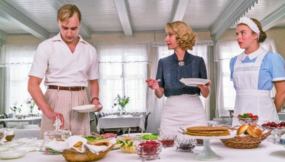 Mor og søn på tv og hjemme. Lue Støvelbæk spiller fru Frighs (Anette Støvelbæk) lidt underkuede søn, Leslie Frigh, i 'Badehotellet'. (Foto: TV 2/Mike Kollöffel)