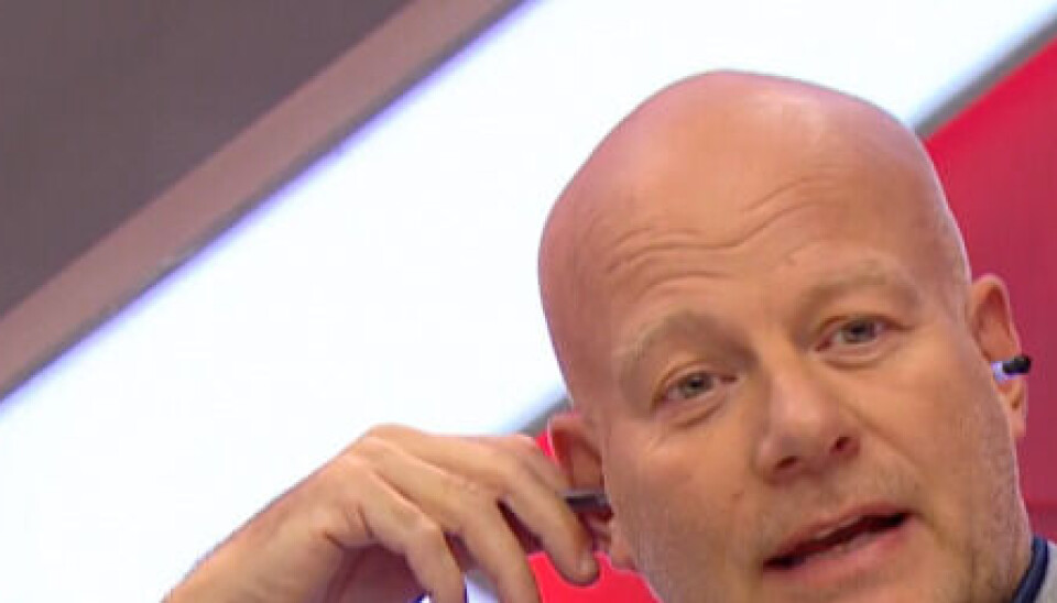 Lagde du mærke til den frække klipning under Liv og Tabitas audition, hvor Blachman pludselig får sin kuglepen ud af det andet øre, da han fortæller, han elsker reality? (Foto: TV2)