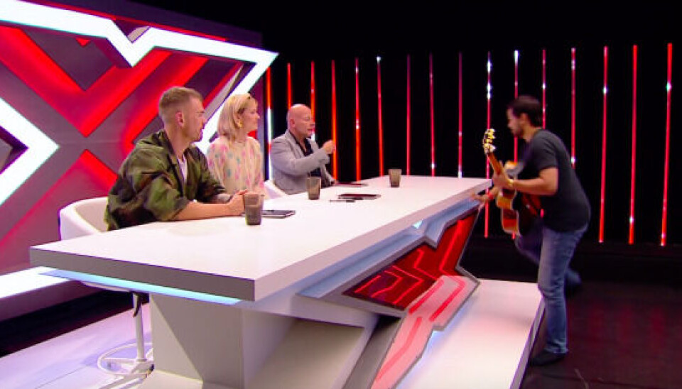 Billede 1 - John Clausen snublede over dommerbordet, da han skulle hilse på dommerne. Heldigvis imponerede han så meget til sin optræden, at han gik videre. Foto: TV