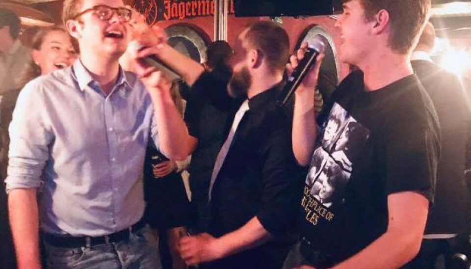 Emil på den lokale karaokebar. Foto: privat