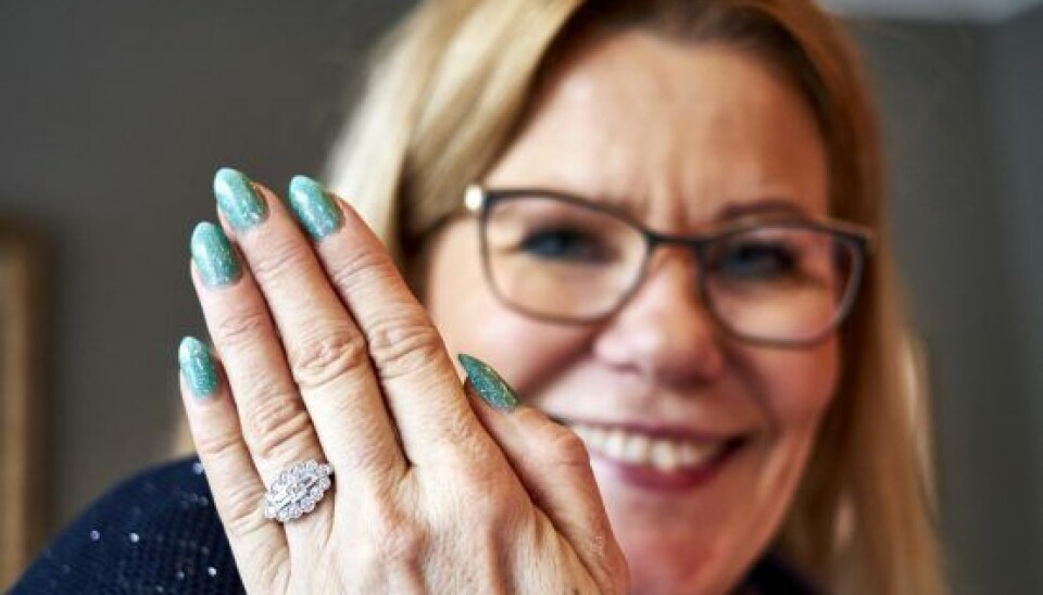 Mette viser gladeligt den prangende forlovelsesring frem (Foto: Bo Nymann)