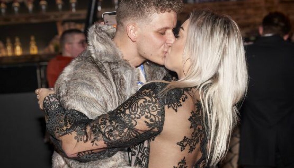 Jeppe kysser den nye 'Ex on the Beach'-babe Justina. Foto: Janus Nielsen