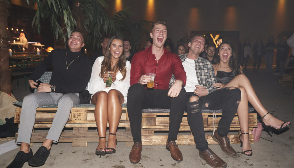 Her sidder Amanda og Nicklaes og ser første afsnit af 'Ex on the Beach' sæson 4. Fra venstre: Jonas, Louise, Asbjørn, Nicklaes og Amanda (Foto: Janus Nielsen)