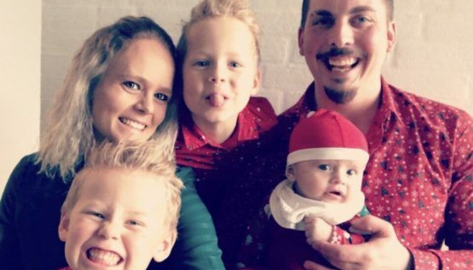 Sanne og Patrick med deres fælles søn på 6 måneder samt Sannes to sønner fra et tidligere forhold. (Foto: Privat)