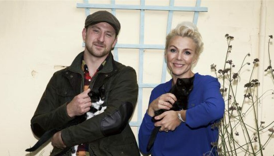 Lene Beier er vært, og Philip Dam Hansen er mentor. Hver uge vurderer Philip, om beboerne har bestået ugeopgaven. ( Lotta Lemche/TV 2)