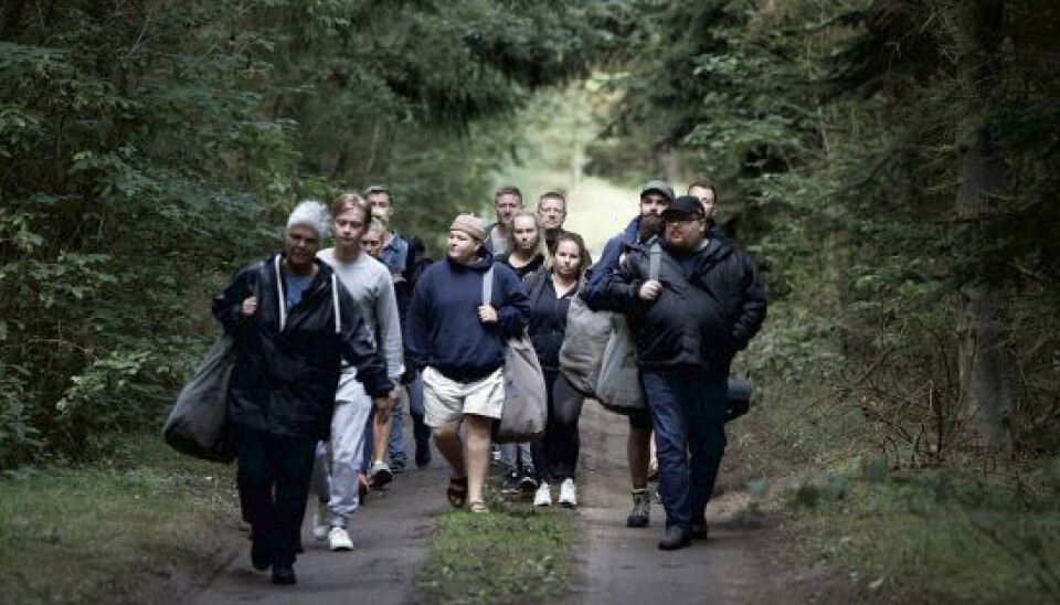 De 14 beboere på vej til Gården, som bliver deres nye hjem de næste 10 uger. (Foto: Lotta Lemche/TV 2)