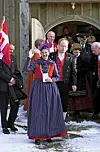 Dronning Margrethe var iført en traditionel folkedragt fra Rømø ved indvielsen af altertavlen, som hun har lavet til Skei Fjellkirke (Foto: Knut Fjeldstad)