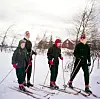 Lige siden sin tidlige barndom er dronning Margrethe kommet i Gausdal. Her ses hun i 1955 sammen med sin mor, dronning Ingrid, og sine to søskende, prinsesse Benedikte og dronning Anne-Marie (Foto: Sverre A. Børretzen)