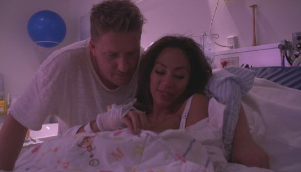 Jackie og Rasmus er meget rørte, da de får Chloé i armene. (Foto: TV3/Viaplay)