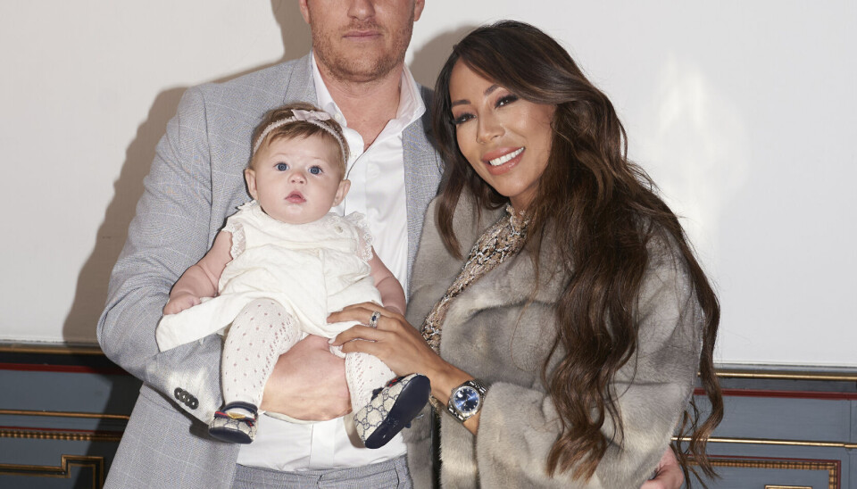 I denne sæson af 'Forsidefruer' velkommer Jackie Navarro og hendes kæreste Rasmus datteren Chloé Valentina. Jackie har to børn fra sit tidligere forhold, men der er ingen tvivl om, at kærligheden til Rasmus kommer til at vare ved. Chloé er Rasmus' første barn, og han er helt forelsket i både datteren og Jackie. Find dig en mand, som kigger på dig på den måde, som Rasmus kigger på Jackie. True love! (Foto: Janus Nielsen)