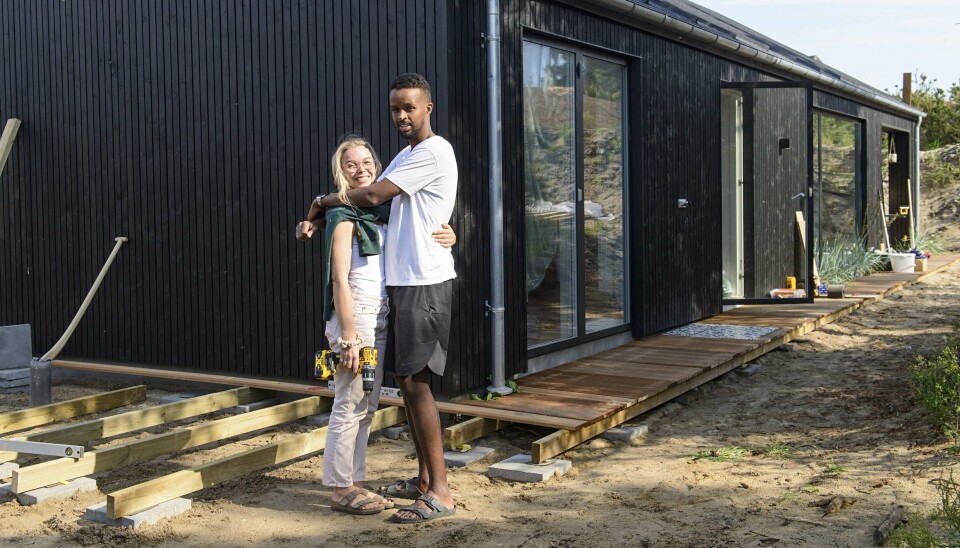 Laura og Isse er kærester og lige nu aktuelle i 'Sommerdrømme' på TV2, hvor de skal bygge og indrette deres drøm af et sommerhus i Hvide Sande. Hvis det lykkes dem, vinder de sommerhuset til en værdi af to millioner kroner. Der er både kærlighed, humor og selvironi, når det unge forelskede par kæmper for at vinde (Foto: TV2)