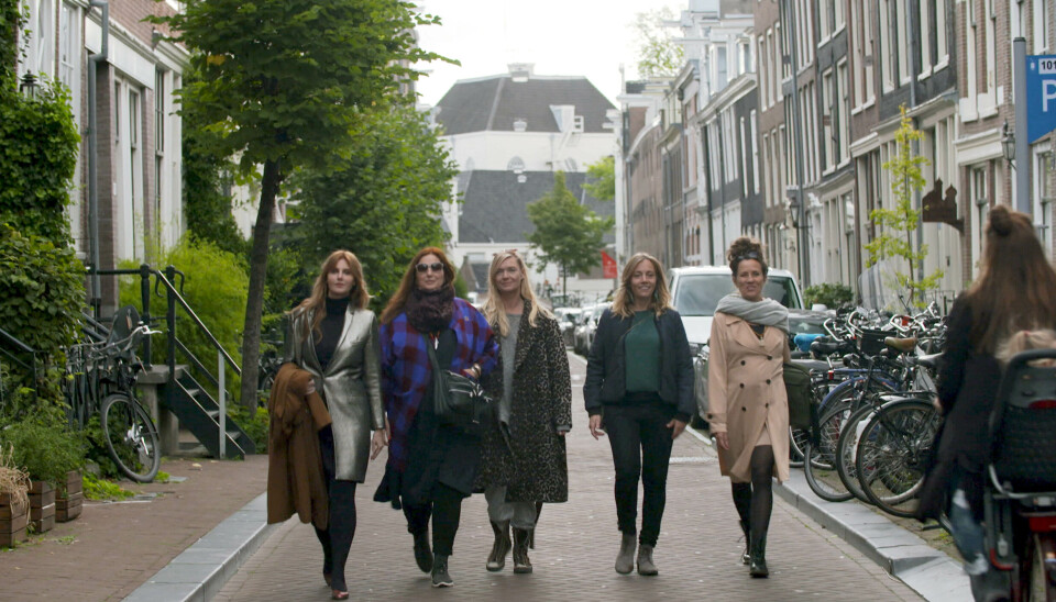 Man kan ikke undgå at knuselske de fem originale og meget forskellige mødre, der i TV2-serien 'Mor laver porno' skal lave en pornofilm, som deres teenagebørn skal se. TV2 kalder det en dokumentar, fordi vi lærer (meget lidt) om pornoindustrien, men vi kalder det reality, for der er charmerende karakterer, bragende skænderier og et fælles mål: At lave en pornofilm fra bunden! (Foto: Nordisk Film TV/TV 2)